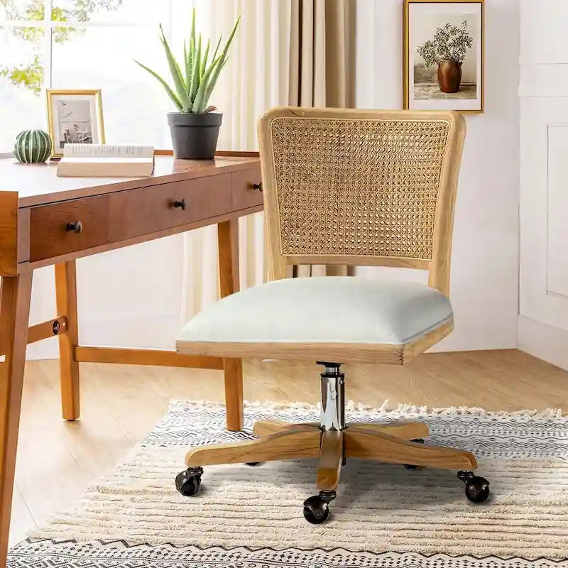 Moderní kancelářská židle s ratanovým opěradlem a nohami z masivního dřeva