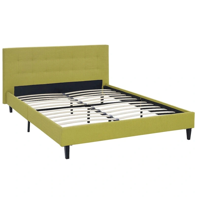 Čalouněná manželská postel typu platforma s prošívaným čelem